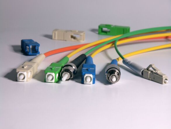 Diverse Kabel mit Stecker nebeneinander